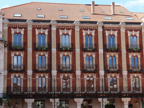 Terracotta Facade Systems: a tall building with lots of windows and balconies